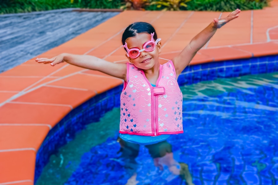 walmart-Sunnylife-Kids-Swim-Float-Vest-and-Goggles-Set-kcl-1
