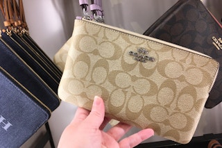 coach-outlet-sale-wristlet-oct-2022-1