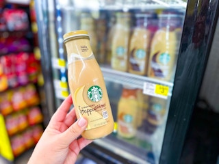 hand holding a starbucks frappuccino