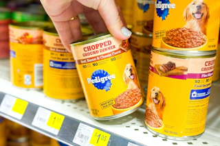 hand grabbing a can of pedigree wet dog food