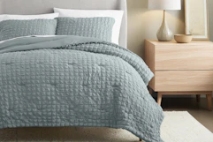 Linens & Hutch Seersucker Comforter Set