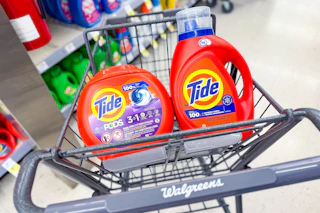 2 tide laundry detergents in a cart