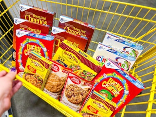 8 boxes of cereal, 2 cookie mixes, 2 rices, and 1 taco kit in a cart
