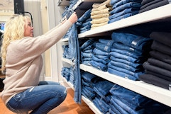 20 American Eagle Sale Hacks That'll Get You Free Jeans in 2023 card image