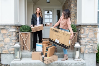 black-friday-amazon-doorstep-joanie-heather-2022-02-kcl