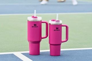 stanley quencher tumbler on tennis court