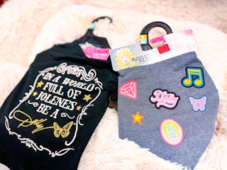 dog tshirt that says in a world of jolenes be a dolly and a dolly themed dog bandana