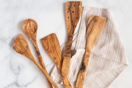 This Wooden 5-Piece Utensil Set Is Only $8 on Amazon card image