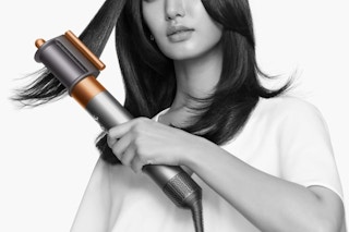 Woman using the Dyson Airwrap Origin.