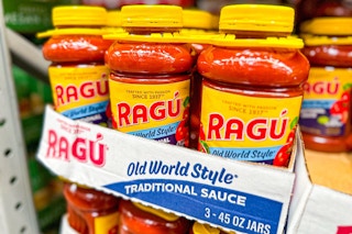 ragu pasta sauce on store shelf