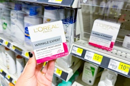 hand holding l'oreal wrinkle expert moisturizer