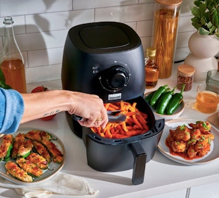 best buy bella air fryer lifestyle image 2023 1673204095 1673204095