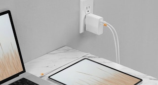 best buy insignia 140w dual port usb c compact wall charger kit featured image 1684338904 1684338905