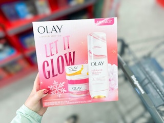 hand holding olay gift set