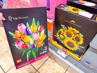 aldi-mothers-day-lego-sunflower-or-tulips