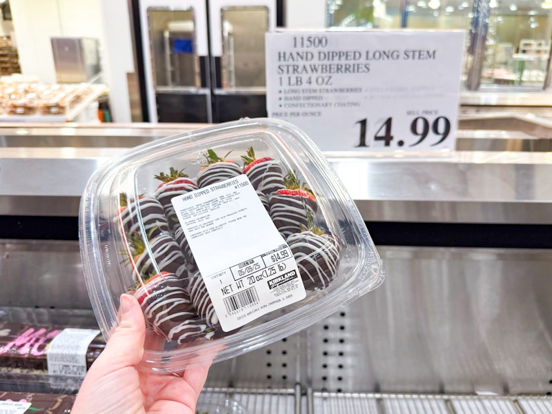 costco-bakery-items-chocolate-covered-strawberries-1499-2025-kcl-1