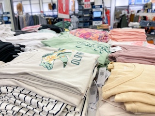 old navy womens tees in store 2023 3 1680277489 1680277489