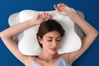 Woman sleeping on the MOLBOX Cervical Neck Pillow.