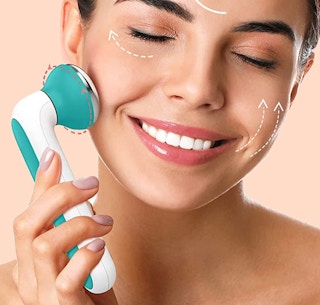 ball ice roller on a face