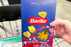 hand holding a box of barilla heart pasta