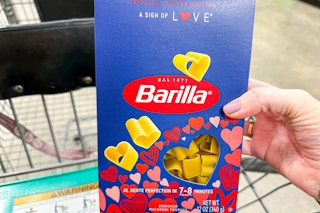 hand holding a box of barilla heart pasta