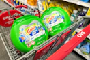 gain flings laundry detergent canisters in a cvs cart