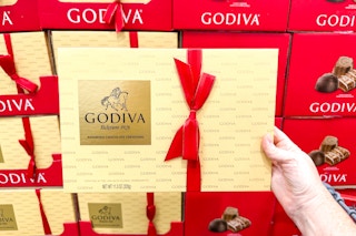 costco-godiva-goldmark-chocolate-gift-box-1
