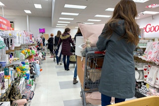 long line of customers waiting in tj maxx checkout line