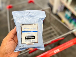 hand holding Neutrogena makeup wipes