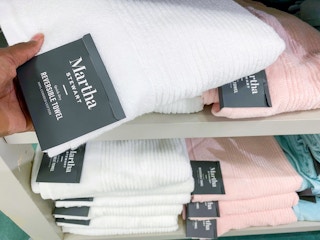 martha stewart quick dry towels macys feat image 081921jpg 2 1629394659 1629394659
