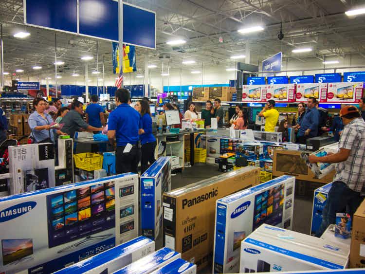 Lines of people buying TVs during Best Buy Black Friday