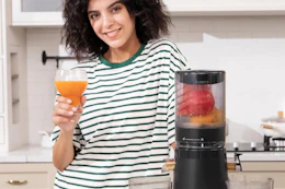 Cold press juicer machine