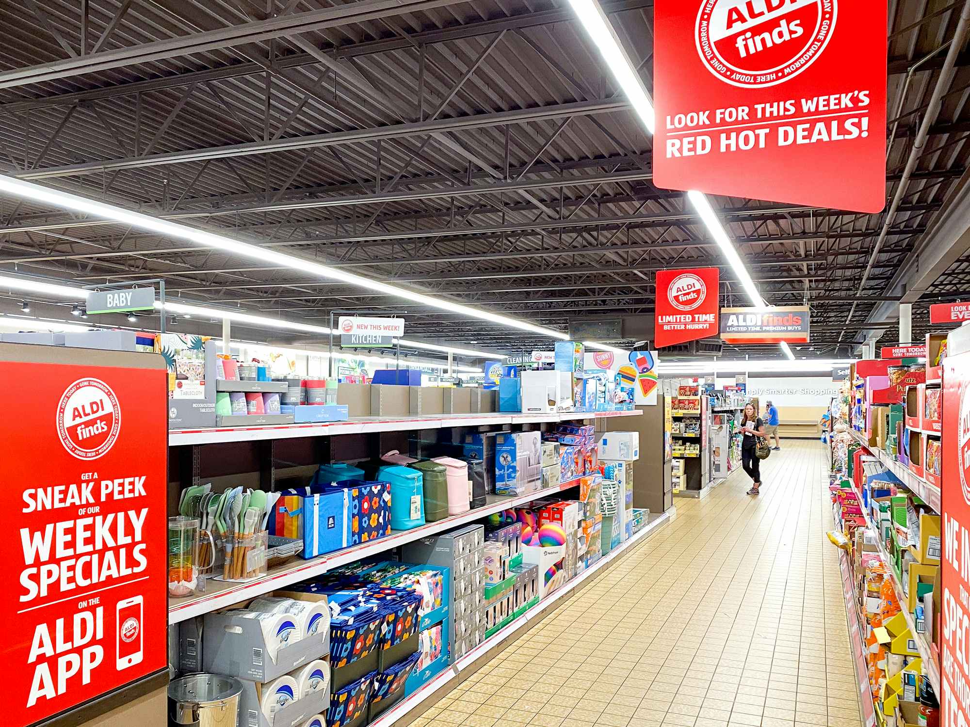summer 2023 aldi finds aisle with app signage