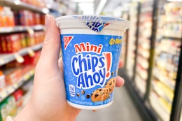 hand holding chips ahoy minis