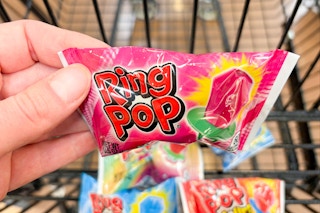 hand holding a ring pop