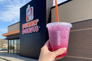 a hand holding up a dunkin donuts refresher
