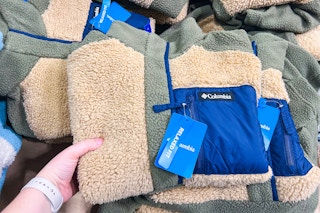 hand holding ladies columbia fleece pullover