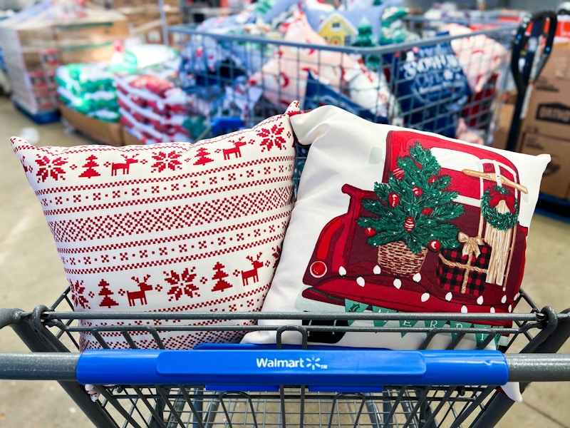 Walmart-Mainstays-outdoor-Christmas-throw-pillows.png