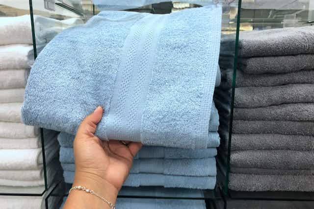 Get 4 Bath Towels for Only $11 at Macy's (Blue or Coral) — Will Sell Out card image