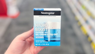 hand holding neutrogena hydro boost gel cream