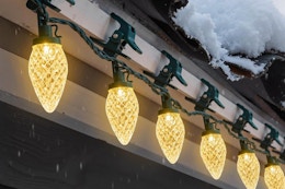 Minetom C9 Christmas Lights Outdoor clipped onto a home roof.