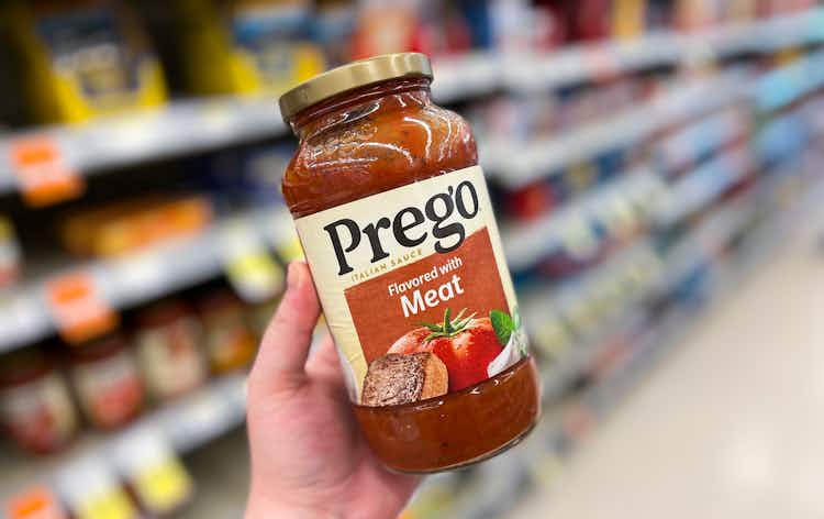 hand holding prego meat sauce