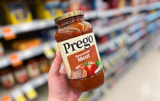 hand holding prego pasta sauce