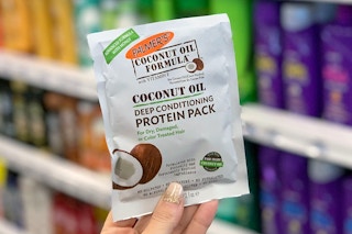 hand holding a Palmer's hair mask sachet