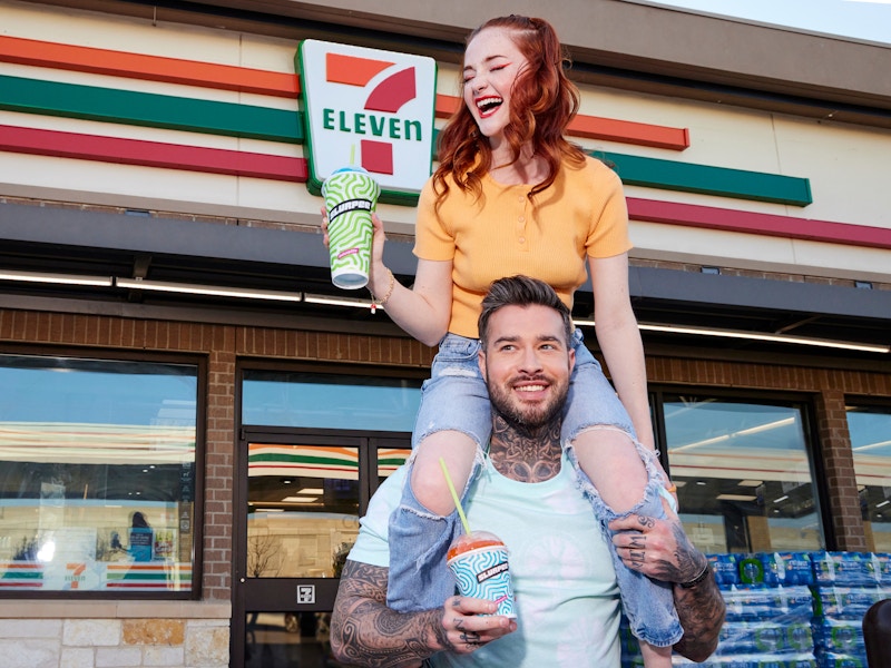 7-eleven-free-slurpee-day-couple-entrance