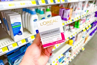 hand holding a box of l'oreal wrinkle expert