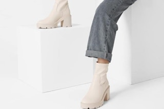 dream pairs shoes being worn