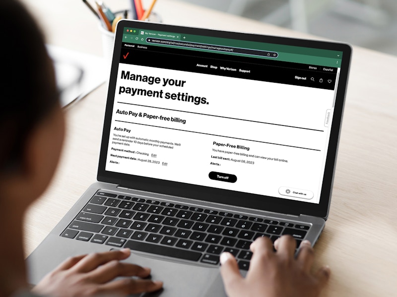 woman on laptop managing Verizon automatic payments