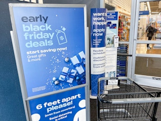 An Early Black Friday Deals sign at the front of a Bed Bath and Beyond store.