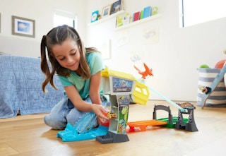 child playing with the Hot Wheels set
